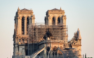 Cathédrale Notre Dame de Paris après l'incendie de la toiture et la destruction de la flèche. L'édifice est en attente pour le début des travaux.
