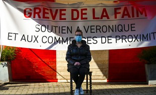 Véronique Weingarten, devant sa boutique de Blotzheim (Haut-Rhin).