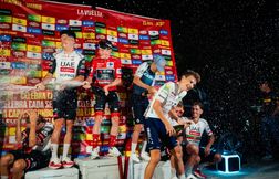 Vingegaard raconte le podium improvisé, « une idée de la mère de Pidcock »