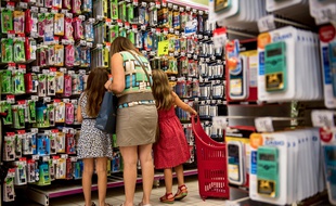 Une mère de famille en compagnie de ses enfants achètent les fournitures scolaires pour la rentrée, le 17 août 2016, à Englos.