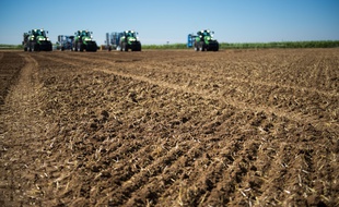Des engins agricoles se positionnent sur un champ. Photo d'illustration.