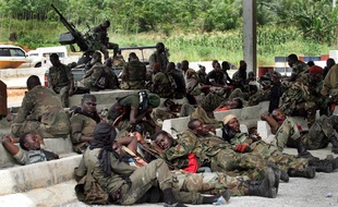 Des soldats pro-Ouattara attendent à l'extérieur d'Abidjan en Côte d'Ivoire, le 4 avril 2011.