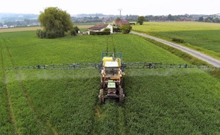 Un agriculteur diffuse des pesticides dans un champ le 11 juin 2013 à Godewaersvelde dans le Nord de la France