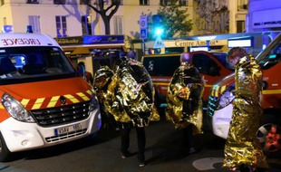 Des personnes évacuées du Bataclan lors de l'attaque terroriste le 14 novembre 2015 à Paris