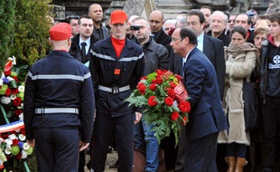 François Hollande, candidat socialiste à l'élection présidentielle, dépose une gerbe de fleurs sur la tombe de François Mitterrand, à l'occasion du 16e anniversaire de la mort de l'ancien chef de l'Etat (dimanche 8 janvier 2012, à Jarnac)