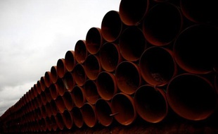 Des équipes d'urgence envoyées par ExxonMobil tentaient dimanche de contenir environ 2.000 barils de pétrole brut déversés après la rupture d'un pipeline dans l'Arkansas (sud-est des Etats-Unis), a annoncé le groupe pétrolier américain.