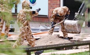L'armée nettoie le lieu de l'agression de l'espion russe et sa fille, à Salisbury (Angleterre).