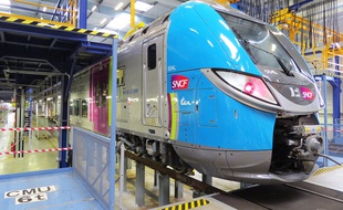 Le nouveau TER double étages des Pays de la Loire , tout juste livré au Technicentre SNCF de Nantes