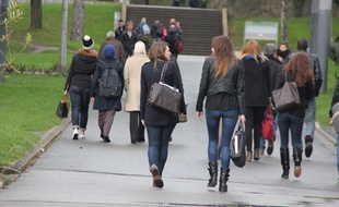 Des étudiants sur le site de l'université Rennes-II à Villejean.