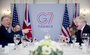 Donald Trump et Boris Johnson, lors d'un petit-déjeuner de travail, à Biarritz.