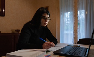 Inès, 21 ans, en licence de biologie, suit la plupart de ses cours en distanciel, comme ici en janvier 2021 à Paris