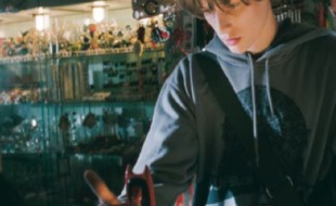 Jean-Baptise Maunier aux prises avec un téléphone maudit dans le film "Hellphone"