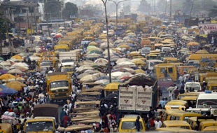 A l'heure où la population mondiale franchit le cap des sept milliards, des experts craignent que le déséquilibre des sexes favorise l'émergence d'instables "pays de célibataires" se menant une concurrence acharnée pour trouver une épouse.