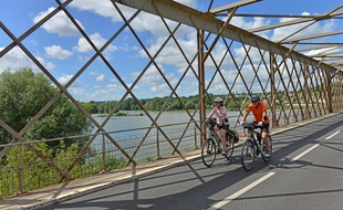Cyclistes à Mauves-sur-Loire, sur l'itinéraire Loire à vélo.