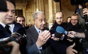La défense de Charles Pasqua a dénoncé lundi dès l'ouverture de l'audience le procès "inéquitable" intenté à l'ancien ministre de l'Intérieur devant le tribunal correctionnel de Paris pour le financement illégal présumé de sa campagne des européennes de 1999.