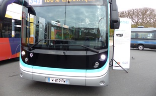Le bluebus, dévoilé pour la première fois ce mercredi 2 décembre, sera l'un des modèles de bus 100% électrique testé par la RATP en 2016.