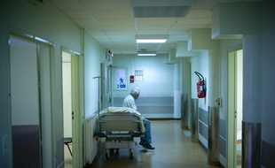 Un homme patiente sur un brancard au service des Urgences de l'hôpital Beaujon de l'Assistance Public des Hôpitaux de Paris (APHP) le 21 Octobre 2008 à Clichy.
