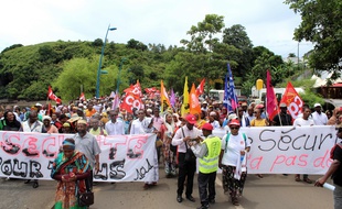 Une manifestation à Mamoudzou le 20 février à Mayotte, île et département français bloqué depuis la mi-février 2018.