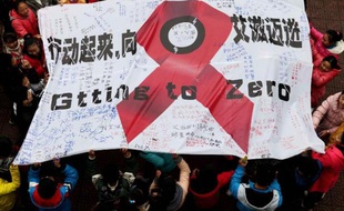 Des étudiants brandissent une banderole de lutte contre le sida, le 30 novembre 2012, à Hanshan, dans la province d'Anhui, dans le centre de la Chine