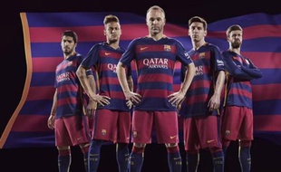 Le nouveau maillot du barça à rayures verticales.