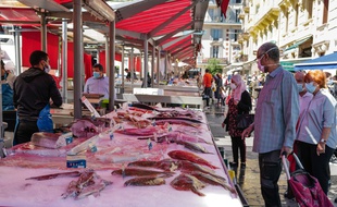 Des clients sur un marché de Nice, le 12 mai (image d'illustration).