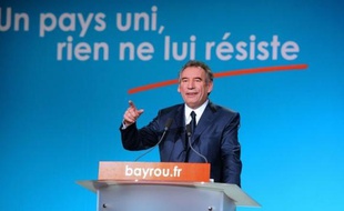 François Bayrou a lancé jeudi soir, pour son premier meeting de campagne à Dunkerque, un appel au "peuple" afin qu'il "résiste" au "choix éternel" entre l'UMP et le PS et lui fasse confiance pour incarner le "changement républicain" et "reconstruire" la France.