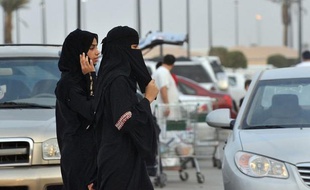 Privées du droit de conduire et de voyager sans autorisation, les Saoudiennes sont désormais soumises à une nouvelle mesure de contrôle avec un système électronique mis en place par les autorités avertissant leur famille dès qu'elles quittent le royaume.