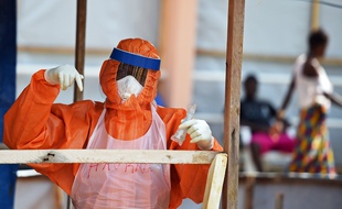 Illustration d'un médecin luttant contre le virus Ebola au Liberia.
