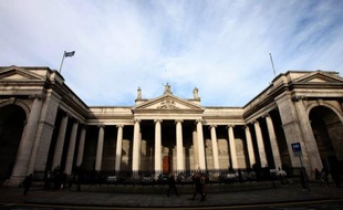 Les autorités irlandaises ont admis lundi avoir des "contacts au niveau international" sur la situation économique du pays, mais ont à nouveau nié toute demande d'aide financière, alors que la pression semblait monter sur Dublin pour accepter des fonds européens.