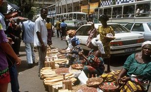 Un marché dans une rue d'Abidjan, en Côte d'Ivoire.