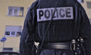 Le syndicat Unité SGP-FO Police a peur que les forces de l'ordre récupèrent « tous les tarés qui ont raté le concours d'entrée ».