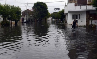 Une vingtaine de personnes disparues étaient toujours recherchées jeudi à la suite d'inondations subites qui ont causé la mort de 49 personnes dans la nuit de mardi à mercredi à La Plata, une tragédie attribuée par les experts au changement climatique et à une série d'erreurs humaines.