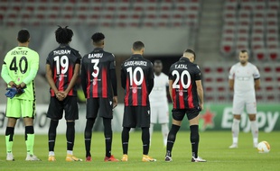 Les joueurs de Nice ont rendu hommage aux victimes de l'attentat qui a endeuillé la ville le 29 octobre 2020.
