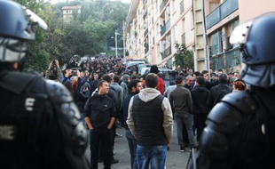 Des policiers en faction pendant une manifestation au lendemain du saccage d'une salle de prière musulmane, le 26 décembre 2015 à Ajaccio