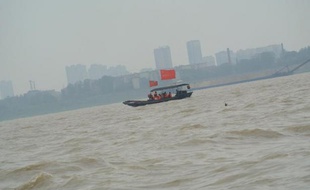 La Société de protection du marsouin de rivière patrouille sur le lac Dongting, le 11 mai 2014