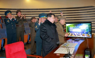 Photo fournie le 7 février 2016 par l'agence officielle nord-coréenne Kcna montrant Le leader nord-coréen Kim Jong-Un assistant, dans un endroit non précisé, au lancement d'une fusée emportant un satellite
