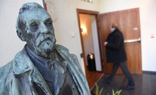 Buste d'Alfred Nobel à Stockholm le 4 octobre 2016.