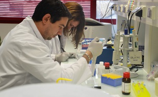 Deux chercheurs dans le laboratoire Abivax, à Montpellier.