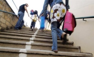 Myriam, femme de ménage, ira travailler avec sa fille de quatre ans. Sofia a déposé l'aîné, 10 ans, chez sa grand-mère et Ana a laissé sa fille de six ans à l'école, qui s'est organisée pour garder les enfants: face à la grève dans l'Education, c'est système D à tous les étages.