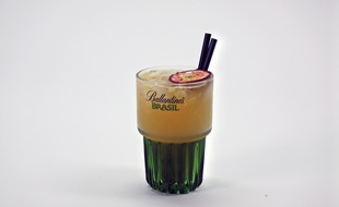 Le Caïpi Brasil : whisky aux notes de citron vert, jus demaracuja et sirop de macadamia