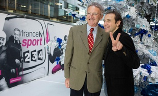 Nelson Monfort (à g.) et Philippe Candeloro, les commentateurs de France Télévisions pour le patinage aux JO de Sotchi, le 17 décembre 2013 à Paris