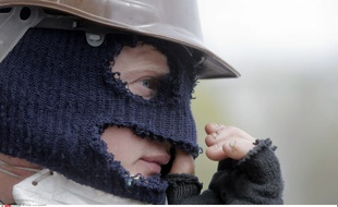 Un homme masqué garde l'entrée du bâtiment du gouvernement régional dont des activistes pro-russes se sont emparés à Donetsk, le 19 avril 2014.