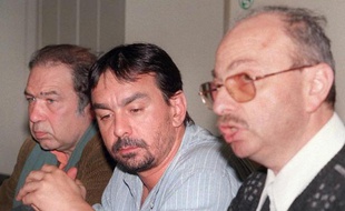 Philippe Martinez de la CGT (c) donne une conférence de presse avec deux autres responsables syndicaux de Renault , Serge Depry de la CFTC (g) et Daniel Richter de la CFDT (d), le 4 avril 1997 à Issy-les-Moulineaux, près de Paris