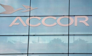 Au lendemain de l'arrivée du financier Sébastien Bazin à sa tête, le groupe hôtelier Accor a vu son action dévisser en Bourse mercredi, sanctionné du fait de résultats semestriels et de prévisions jugés décevants par le marché.