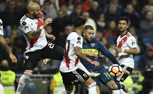 L'Uruguayen de Boca Juniors, Nahitan Nandez, cerné par les joueurs de River Plate.