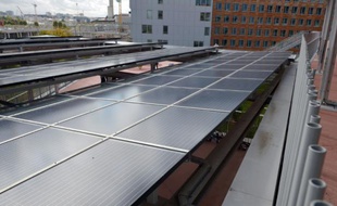 Des panneaux solaires sur le toit de l'école PEF à Saint-Ouen, près de Paris, le 7 octobre 2015