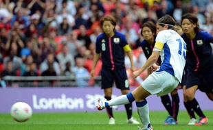 La joueuse de l'équipe de France de football, Elise Bussaglia, lors de la demi-finale des Jeux olympiques de Londres contre le Japon, à Wembley, le 6 août 2012.