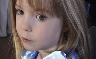 Madeleine McCann, quatre ans, a disparu d'une chambre d'hôtel de Praia da Luz (Portugal) le 3 mai 2007 alors que ses parents dînaient dans un restaurant à proximité.
Sa mère, Kate McCann racontera à la police s'être rendue à l'hôtel durant le repas pour vérifier que tout allait bien pour «Maddie» et ses deux frère et soeur. C'est à ce moment qu'elle aurait constaté la disparition de la fillette.