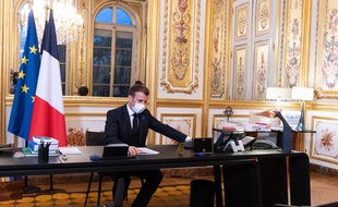 Emmanuel Macron dans son bureau de l'Elysée lors de sa conversation téléphonique avec Joe Biden suite à l’élection présidentielle américaine, le 10 novembre 2020 (illustration).