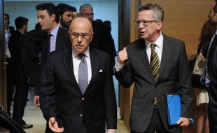 Les ministres de l'Intérieur français Bernard Cazeneuve et allemand Thomas de Maizière le 20 avril 2015 à Luxembourg